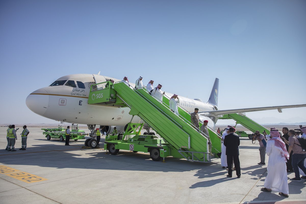 شاهد بالصور.. الطيران المدني تحتفي بركاب أولى رحلات مطار خليج نيوم