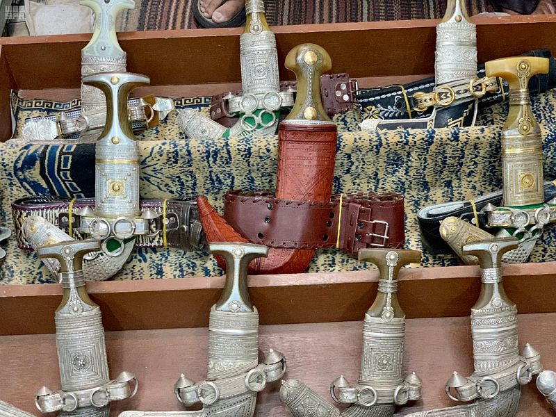 سوق الخناجر والجَنابي التاريخي بنجران يشهد إقبالًا متزايدًا مع اقتراب عيد الفطر