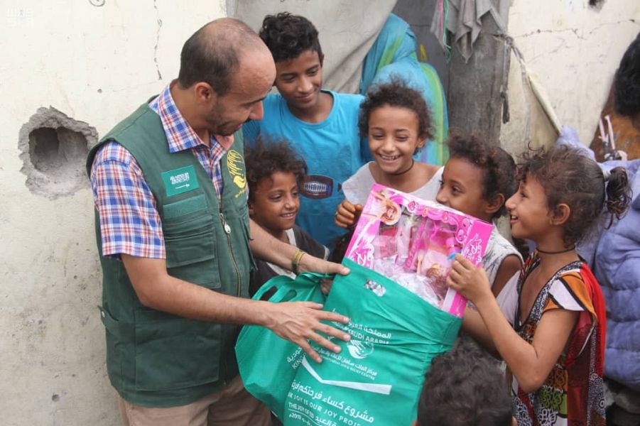 صور.. مركز الملك سلمان للإغاثة يُدشن مشروع كسوة العيد في عدن