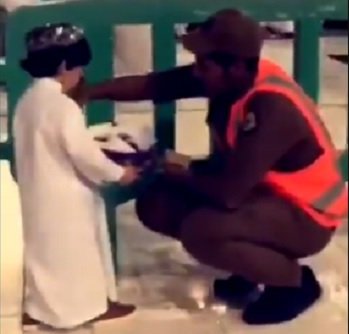 فيديو.. طفل يعايد رجال الأمن في المسجد الحرام على طريقته الخاصة