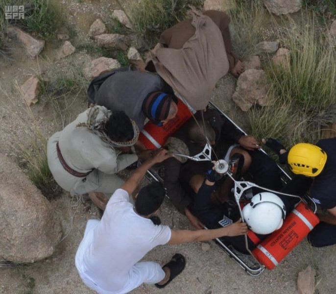 شاهد بالصور.. طيران الأمن ينقذ رجلاً سقط من مرتفع جبلي بالطائف - المواطن