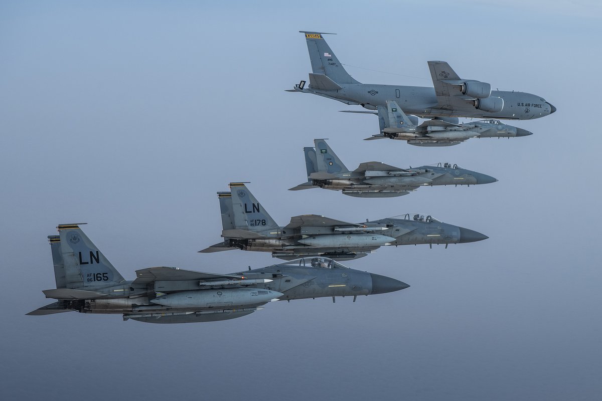فيديو وصور.. طائرات القوات الجوية السعودية والأمريكية تحلق في تشكيل مشترك على منطقة الخليج