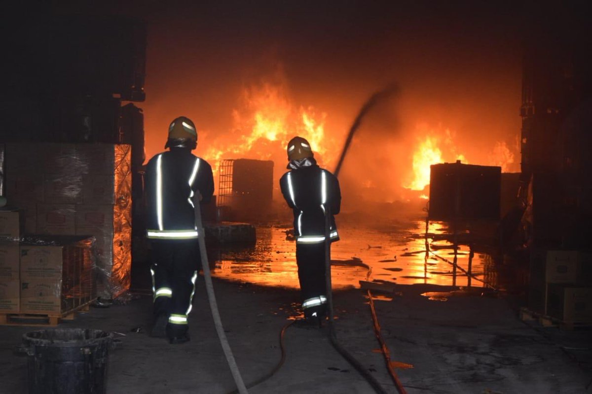صور.. حريق الفجر يلتهم مصنع إسفنج في الرياض