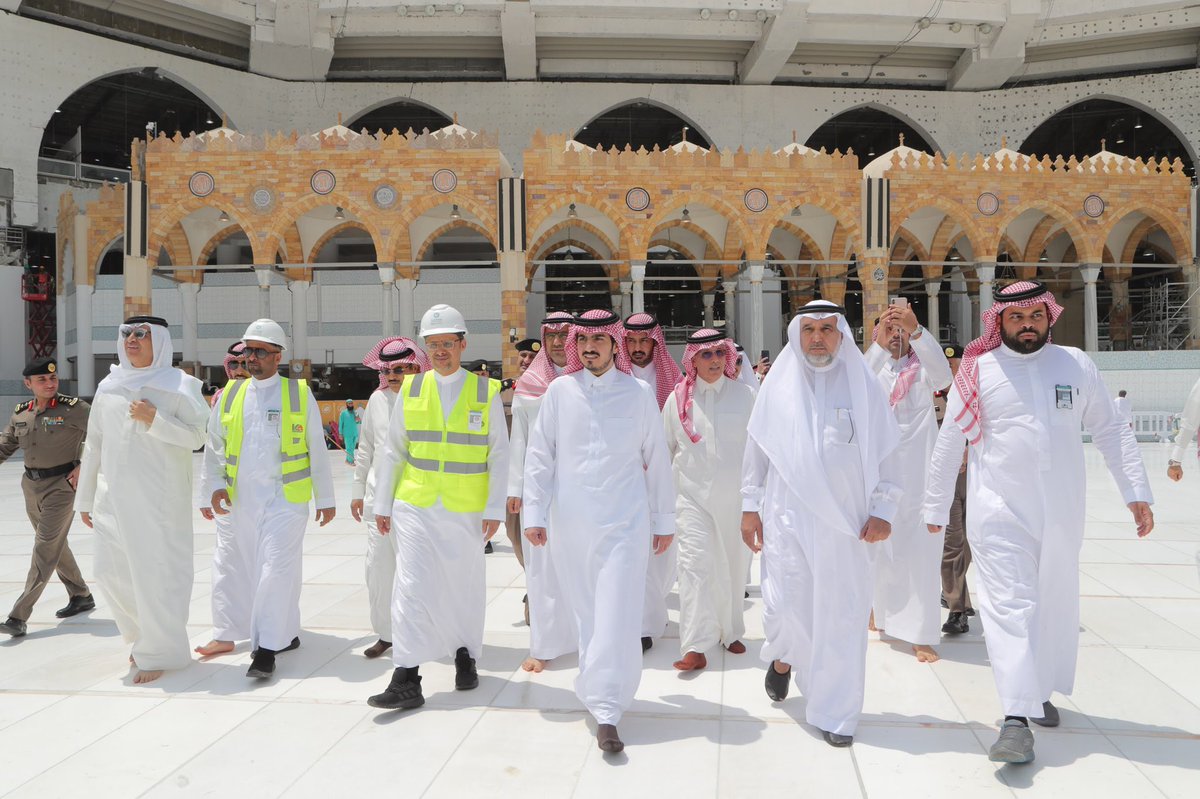 نائب أمير مكة يقف ميدانيًا على الصيانة الدورية لـ الكعبة المشرفة