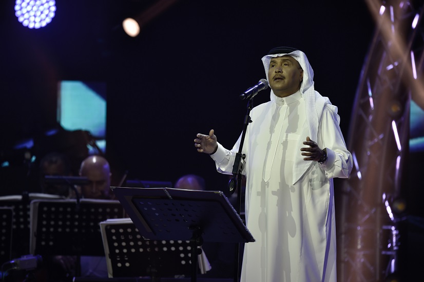 محمد عبده يغني للرياض “وين أحب الليلة”