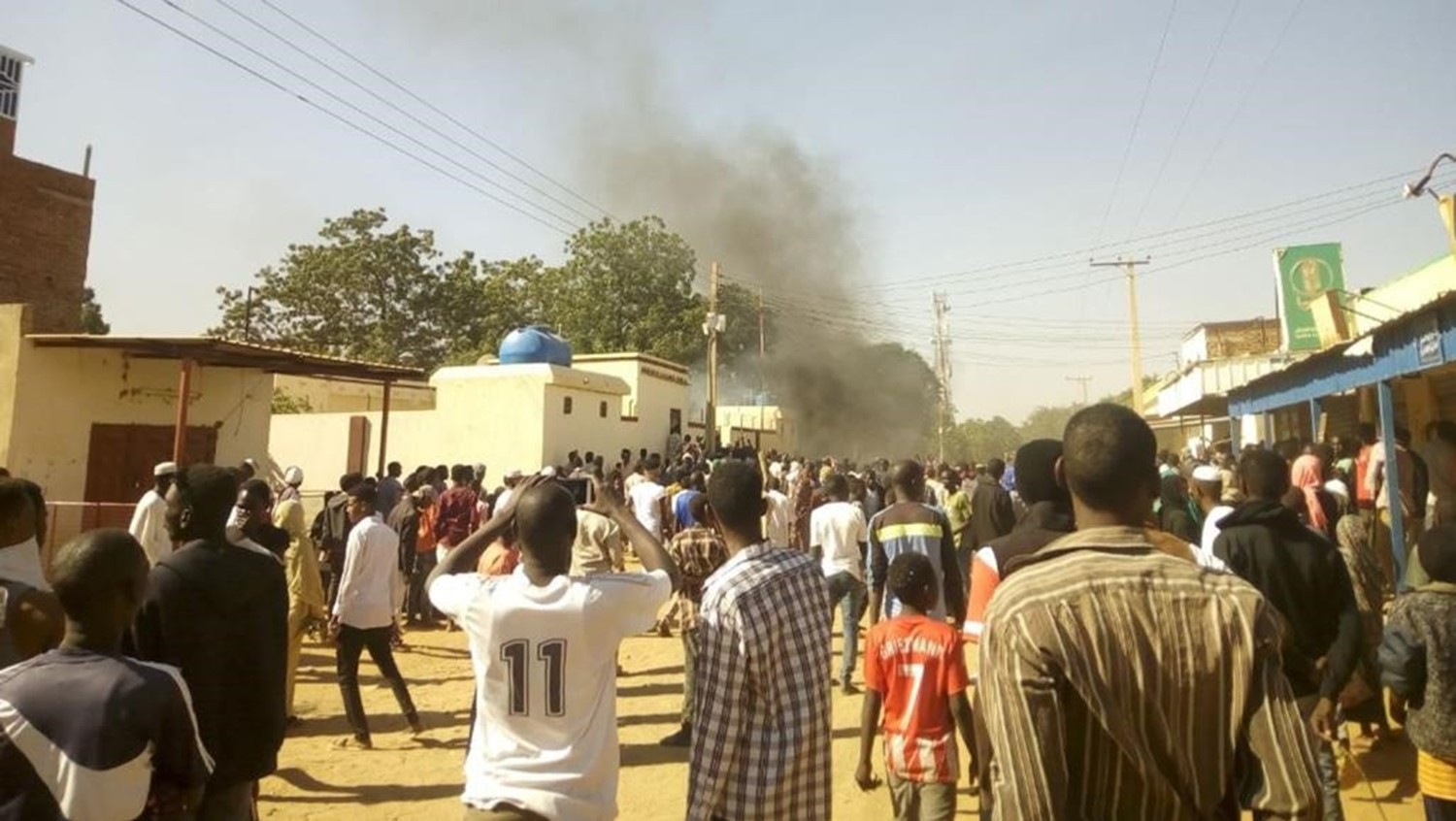 الشرطة السودانية تطلق الغاز المسيل على محتجين يغلقون الطرقات