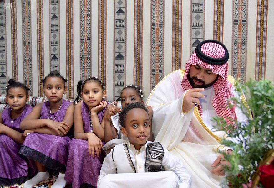 نائب أمير جازان يعايد أطفال دار التربية الاجتماعية بالورود والهدايا