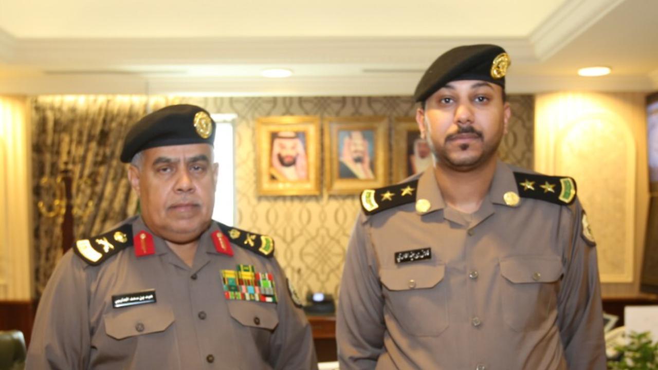 مدير شرطة مكة يقلد الملازم أول فارس الغامدي رتبته الجديدة