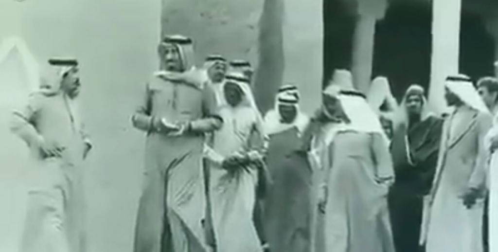 فيديو نادر.. الملك سلمان يصف الرياض قديماً: شارع واحد غير مسفلت لا زحمة ولا سيارات