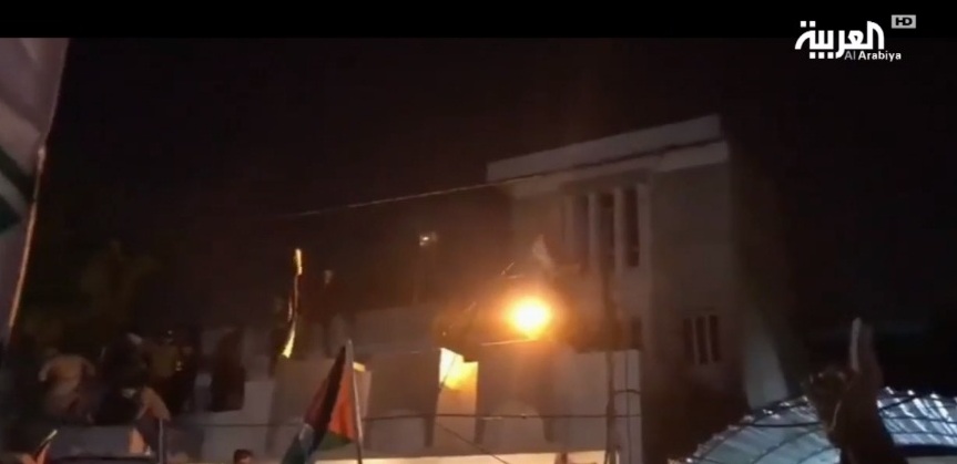 بالفيديو.. متظاهرون يقتحمون سفارة البحرين في بغداد ويحطمون أبوابها