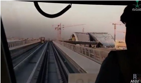 فيديو لشاب سعودي أثناء قيادته لقطار الرياض - المواطن