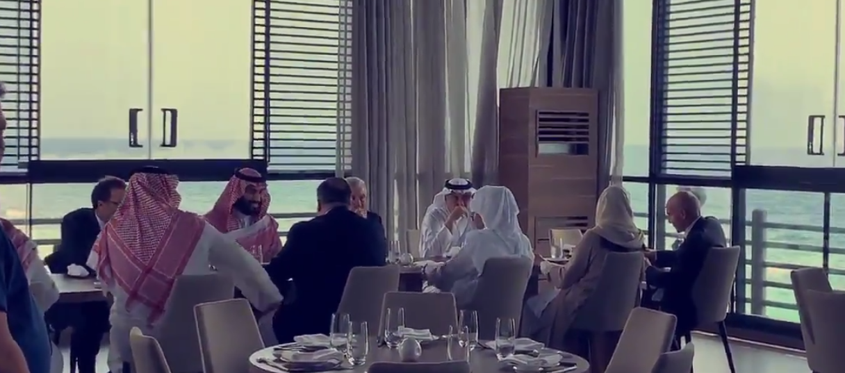 شاهد الفيديو.. محمد بن سلمان ووزير خارجية أمريكا يتناولان الغداء في أحد مطاعم كورنيش جدة
