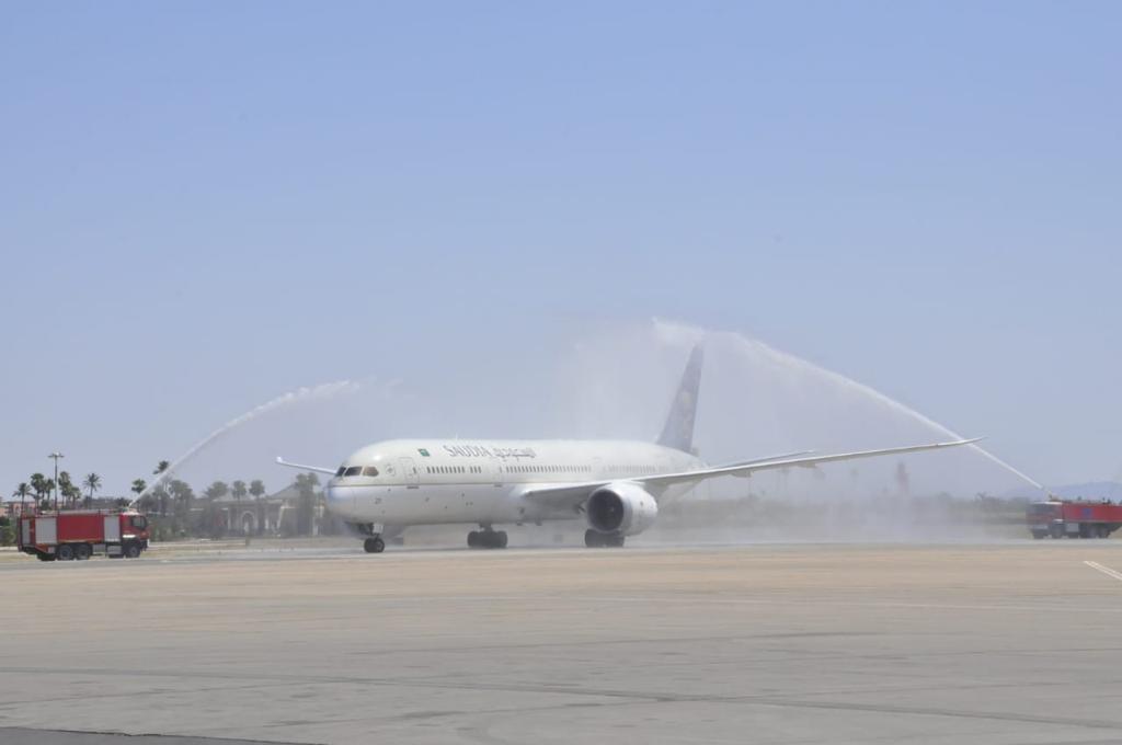 السعودية تحتفل بوصول أولى رحلاتها المنتظمة إلى مراكش بقوس المياه والحلويات