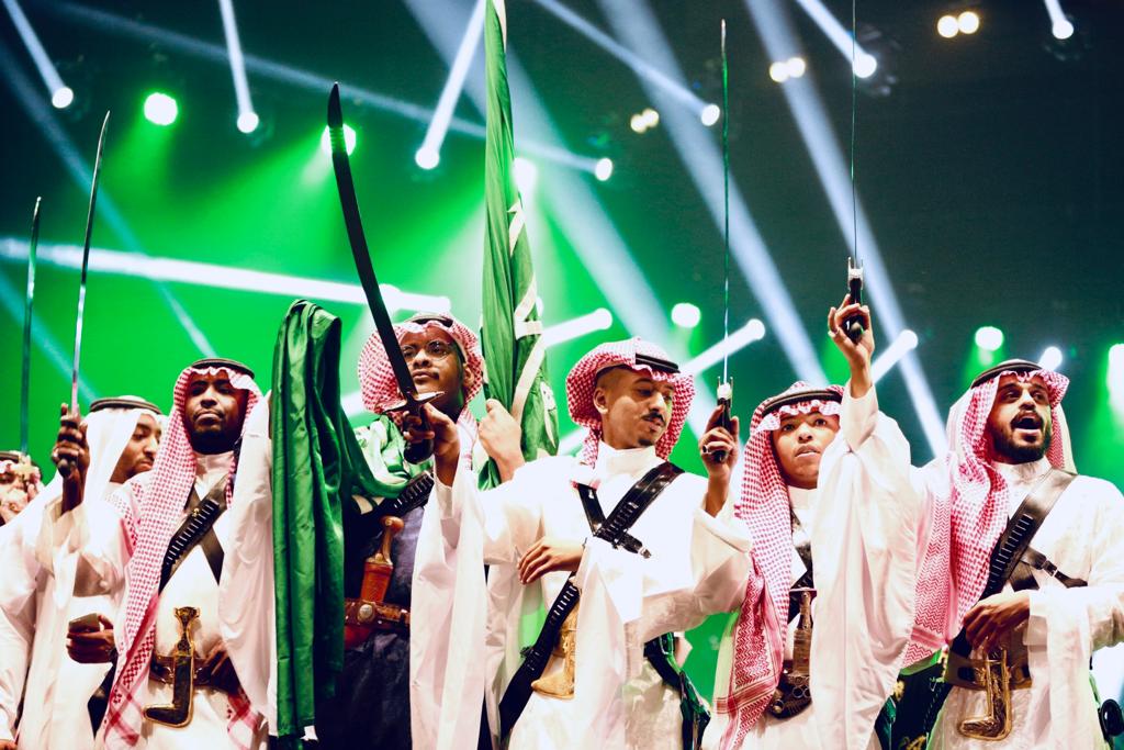 ليلة حافلة وجمهور غفير يضيء مسرح مركز الملك فهد الثقافي بأول أيام فعاليات ليالي العيد