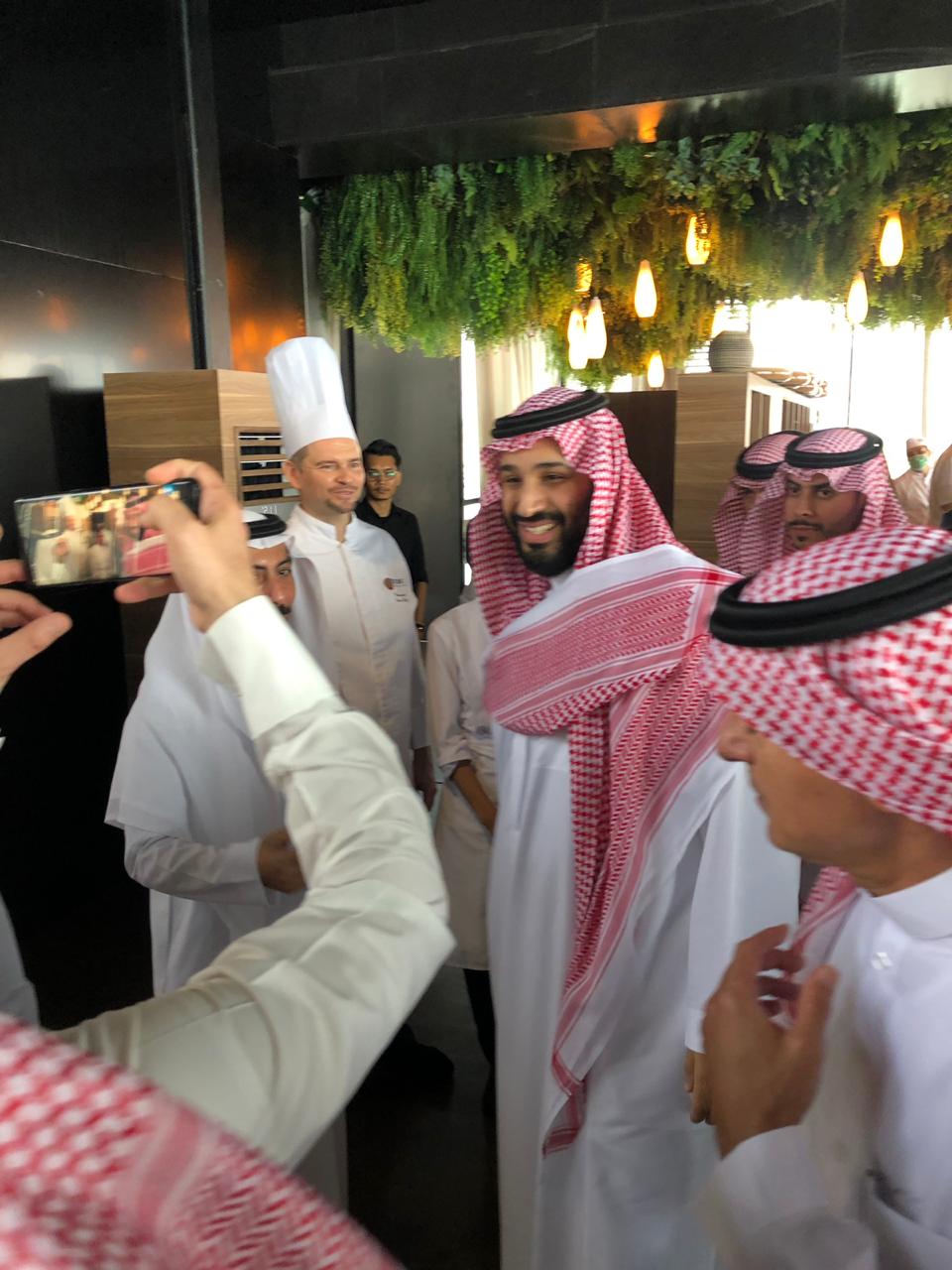 محمد بن سلمان في مطعم بجدة .. تواضع وابتسامة وصور تذكارية