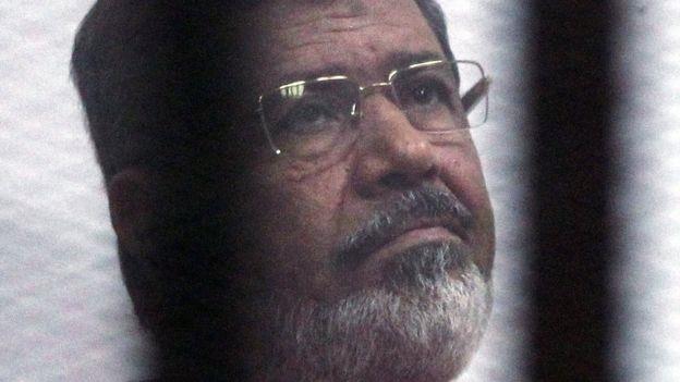 دفن جثمان محمد مرسي بحضور أسرته