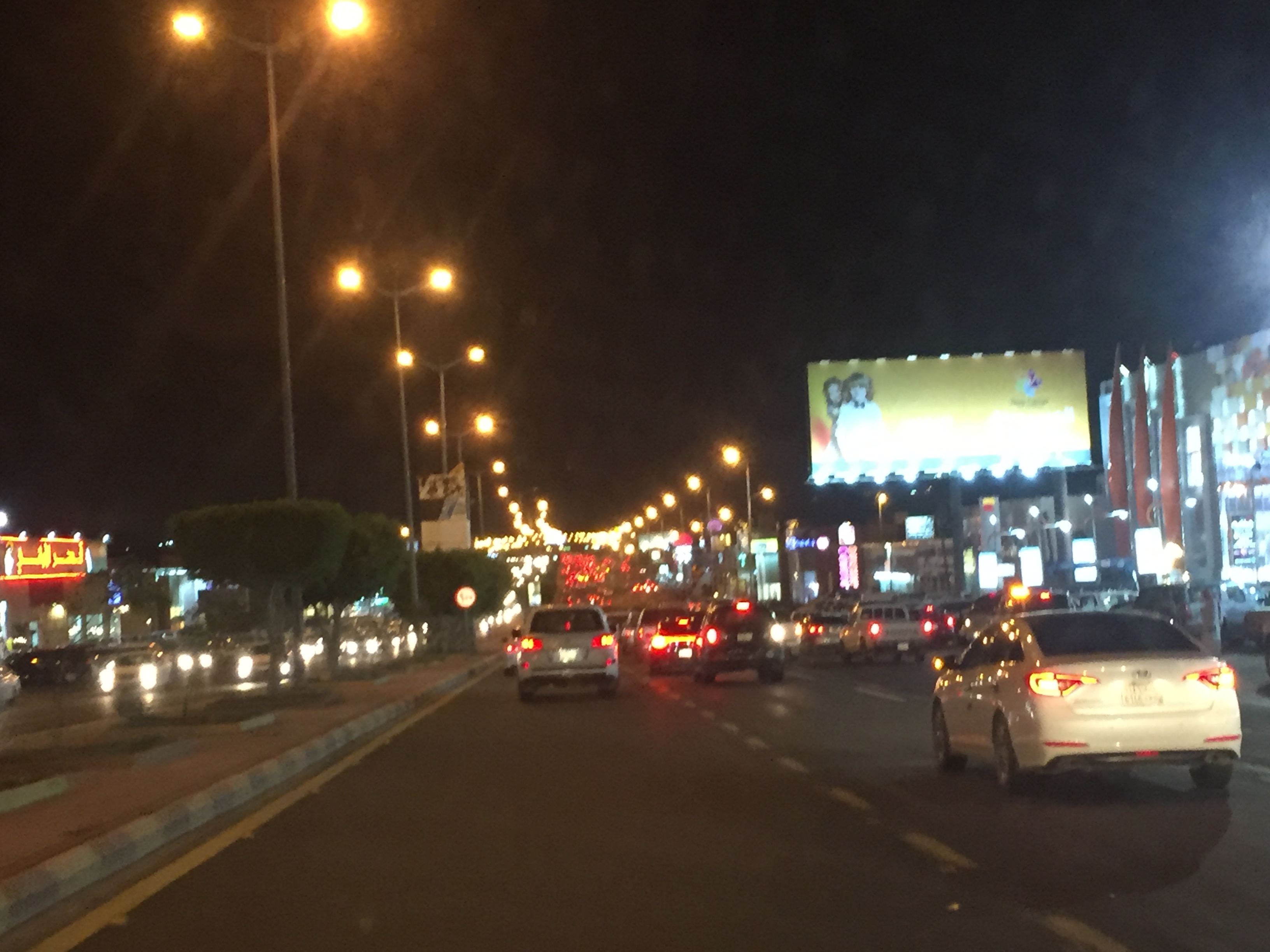 دورانات عشوائية على طريق الملك خالد بالخميس تشل المرور وتوقع الحوادث!