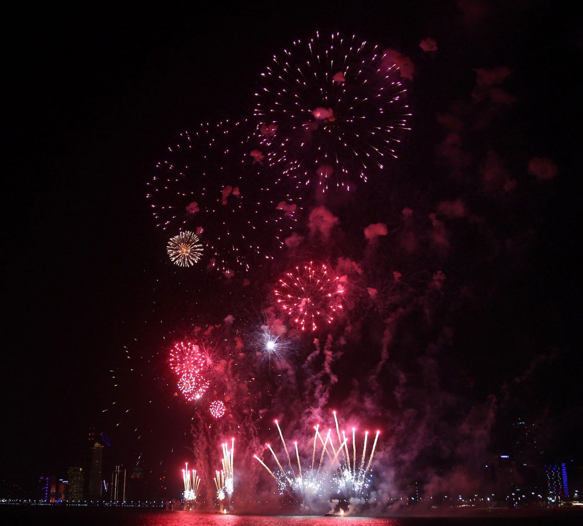 الألعاب النارية تزين سماء أبو ظبي أول أيام عيد الفطر