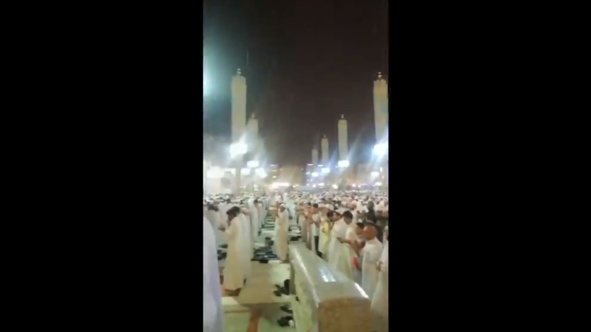 فيديو.. الأمطار تمتزج بدموع المصلين في دعاء ختم القرآن بالمسجد النبوي