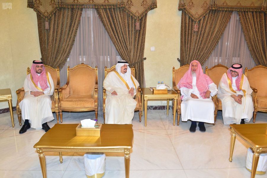 أمير الرياض يعايد المفتي في منزله