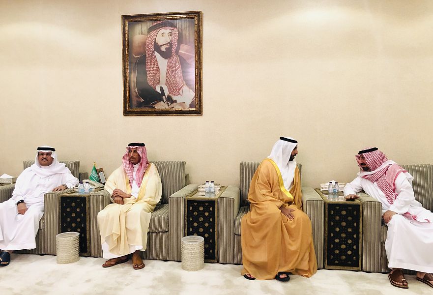 جلوي بن عبدالعزيز  يستقبل المعزين في وفاة الأمير محمد بن متعب
