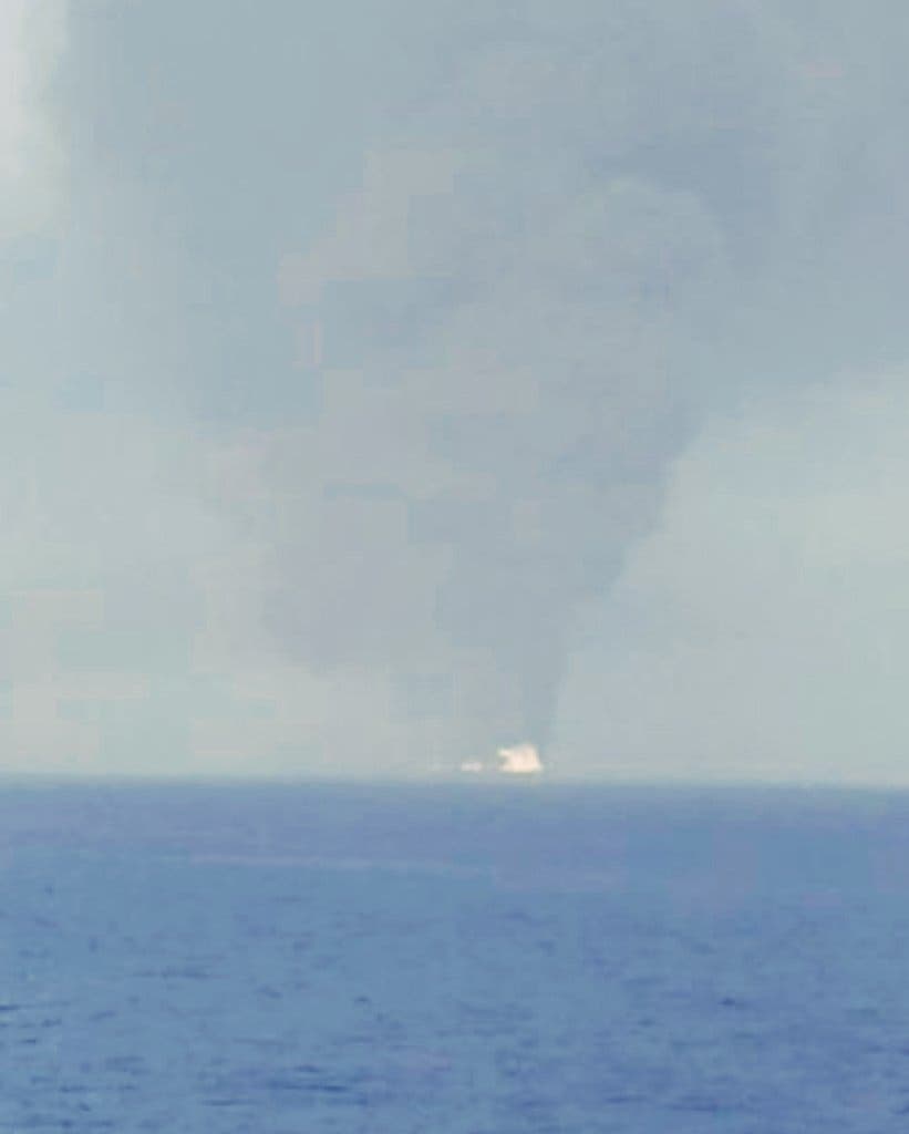 صورة للنيران المشتعلة بناقلة النفط في خليج عمان