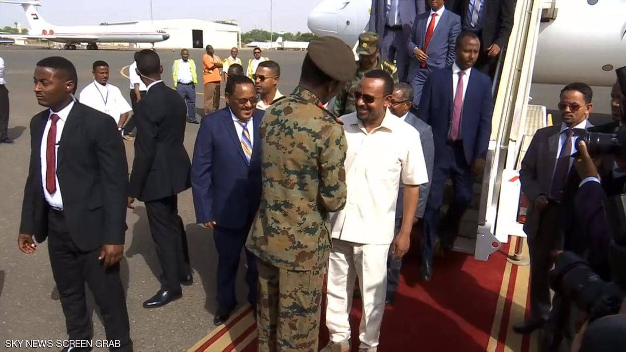 رئيس وزراء إثيوبيا يبدأ مهمته لنزع فتيل الأزمة في السودان