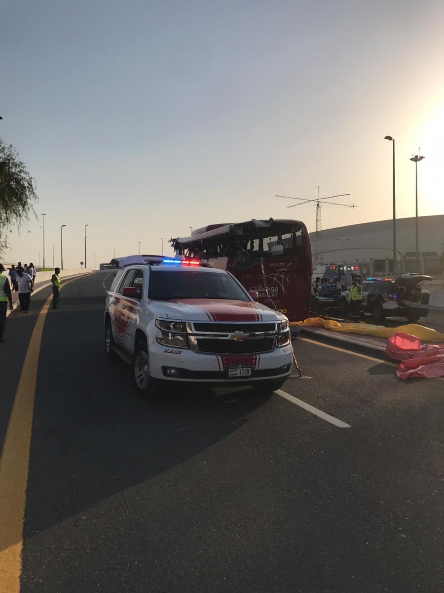 اصطدام حافلة بإشارة معلقة يقتل أكثر من 17 شخصًا في دبي
