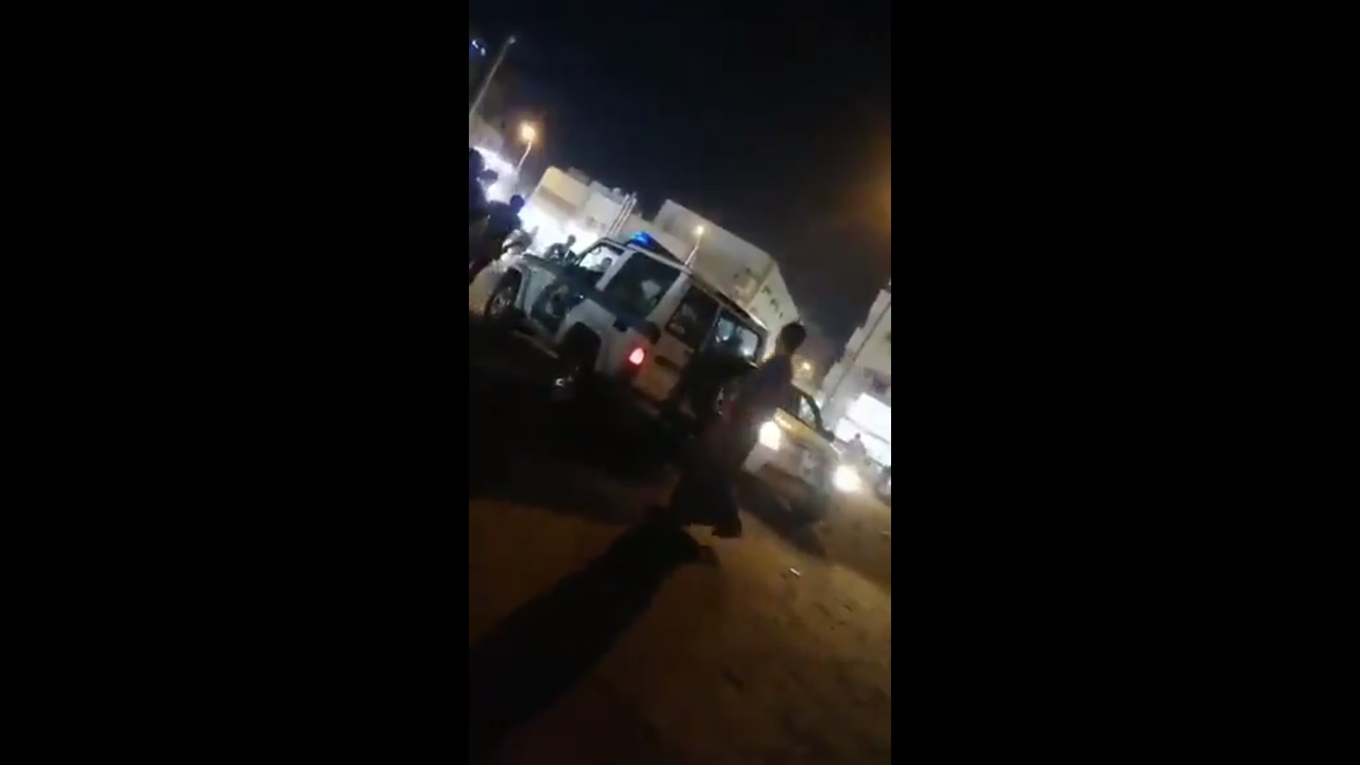 فيديو.. تدخل سيارة الأمن ينهي مضاربة عنيفة بين يمنيين في صامطة