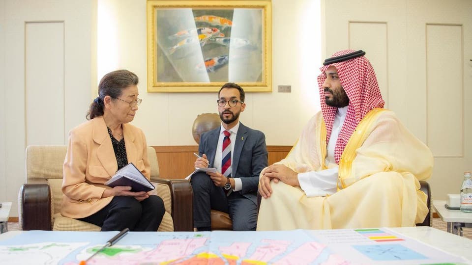 الأمير محمد بن سلمان ينصت إلى عجوز يابانية في متحف هيروشيما فما قصتها؟