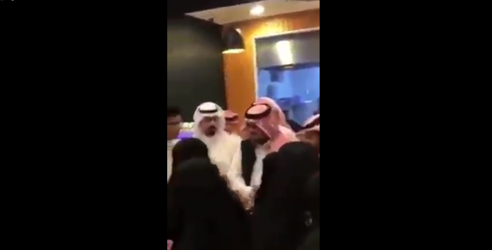 فيديو.. السيلفي والأحاديث الودية يجمعان عبدالعزيز بن فهد بزوار أحد مولات الرياض