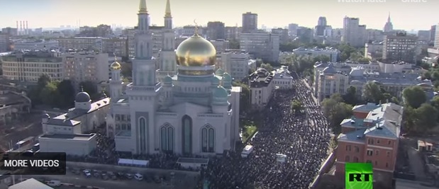 شاهد .. جامع موسكو الكبير يكتظ بالمسلمين في صلاة العيد