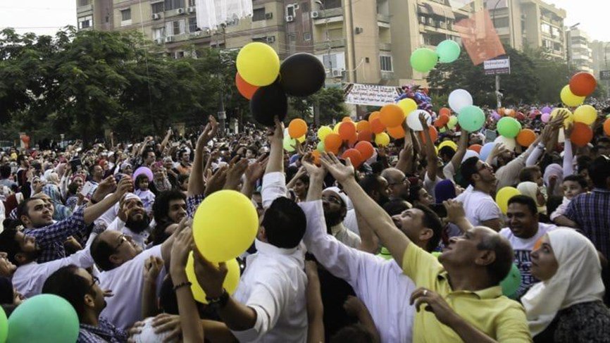 المصريون يحتفلون بأول أيام عيد الفطر وسط إجراءات أمنية مكثفة