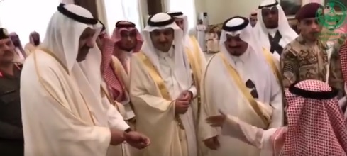 فيديو.. أمير الباحة يهدي ساعته لطفل ألقى أبيات مؤثرة صبيحة عيد الفطر