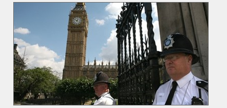 الشرطة البريطانية تعتقل عربيًا وإيطاليًا بسبب عملية إرهابية محتملة 