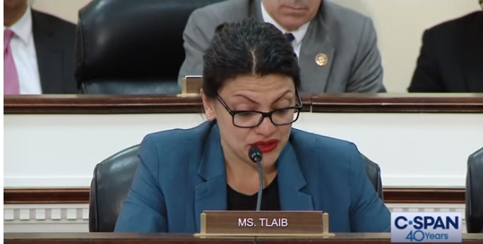 فيديو.. نائبة مسملة تبكي أثناء قراءة رسائل تهديد بقتلها أمام الكونغرس
