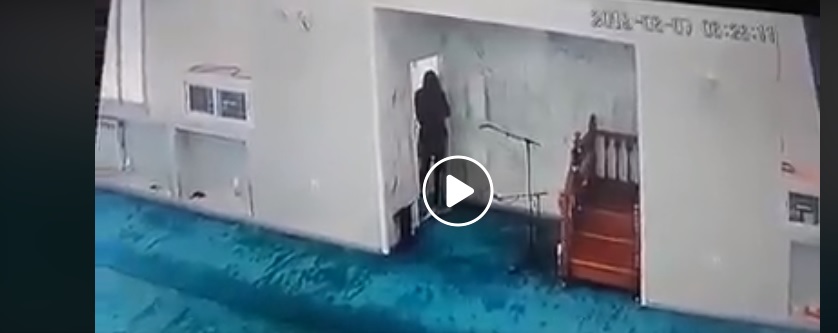 فيديو.. سرقة محتويات مسجد في الجزائر حتى الميكروفون لم يسلم