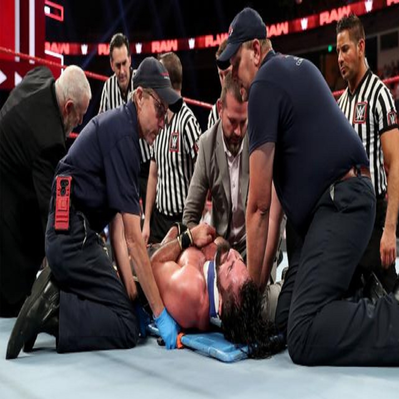 إصابة سيث رولينز قبل عرض WWE في السعودية