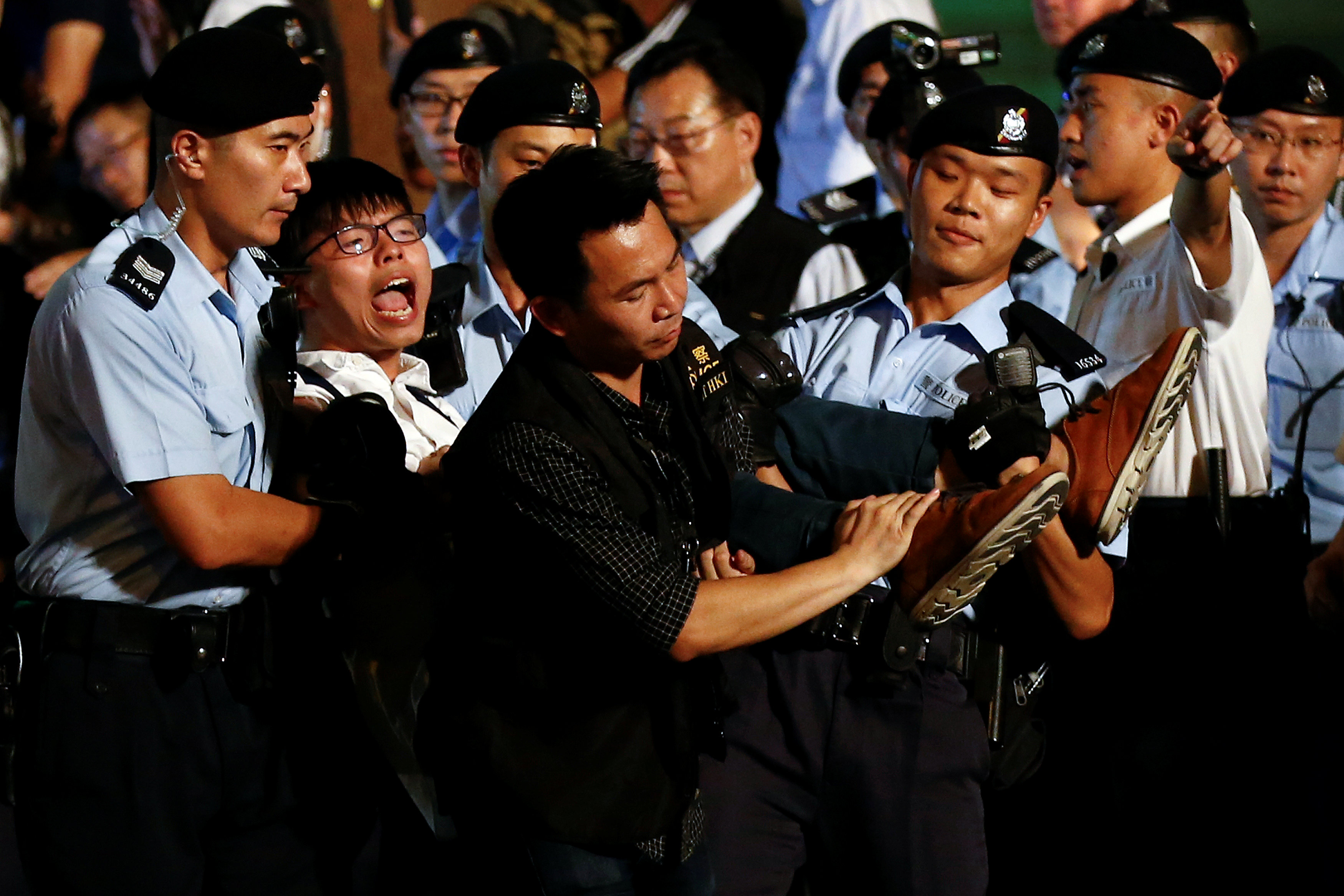 شرطة هونج كونج تصد محتجين برذاذ الفلفل بعد محاولتهم اقتحام البرلمان