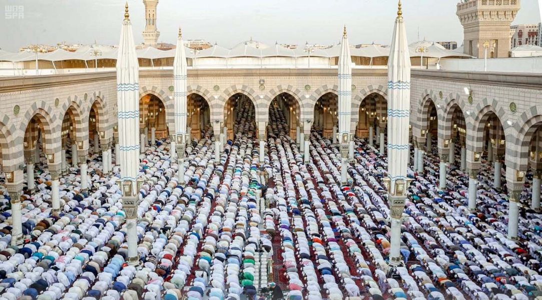 صور.. أكثر من مليون مُصلٍّ يؤدون صلاة عيد الفطر في المسجد النبوي