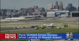 فيديو.. انفجرت الإطارات فانزلقت الطائرة خارج مدرج المطار!