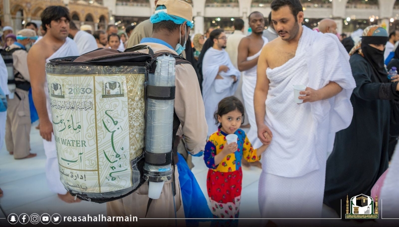 قاصدو بيت الله الحرام يستهلكون قرابة 3 ملايين لتر من مياه زمزم ليلة 27 رمضان - المواطن