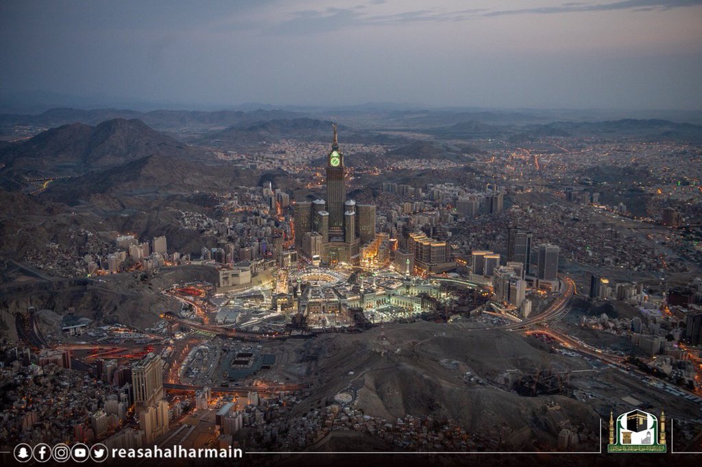 لقطات جوية تصور الكثافة البشرية بالمسجد الحرام في ليلة ختم القرآن