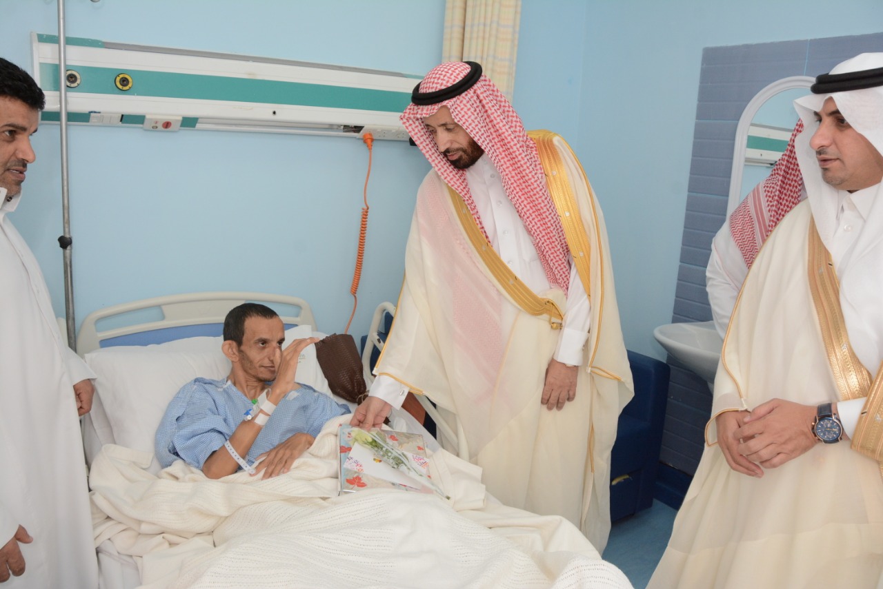 محافظ محايل يؤدي صلاة العيد ويعايد المرضى بالمستشفى العام