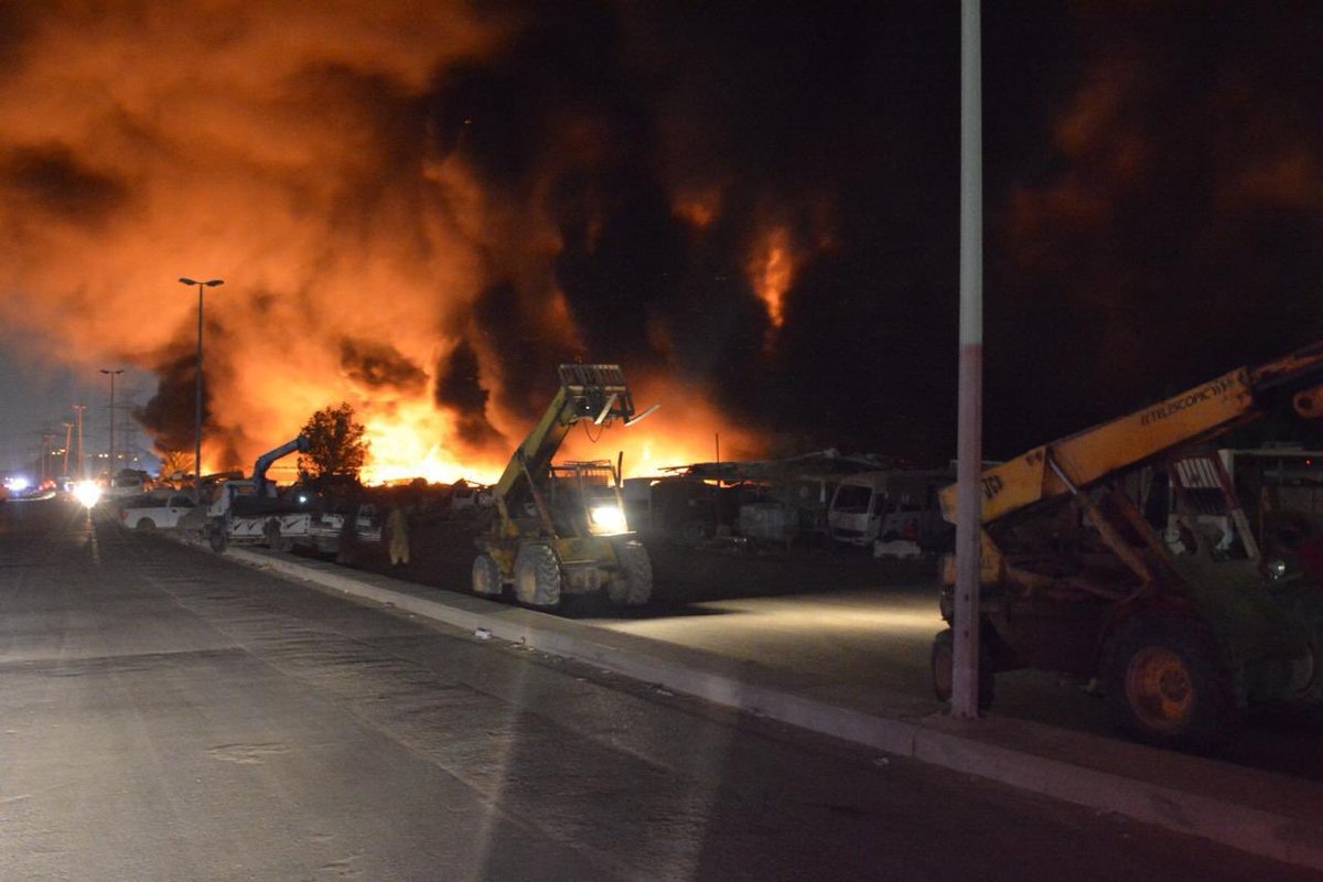 مدني جدة يباشر حريقًا شب في سيارات تالفة بتشليح بريمان
