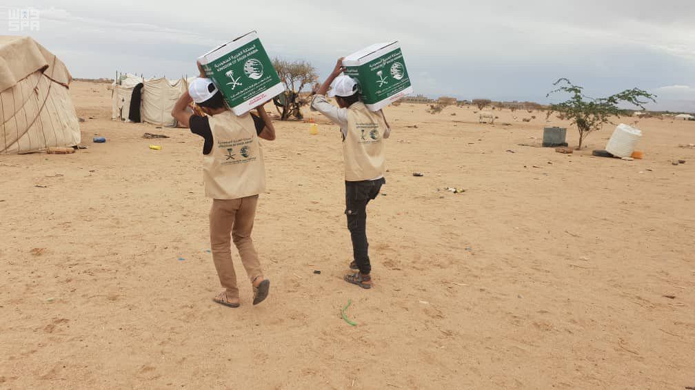 مركز الملك سلمان للإغاثة يوزع 800 سلة غذائية في الجوف اليمنية