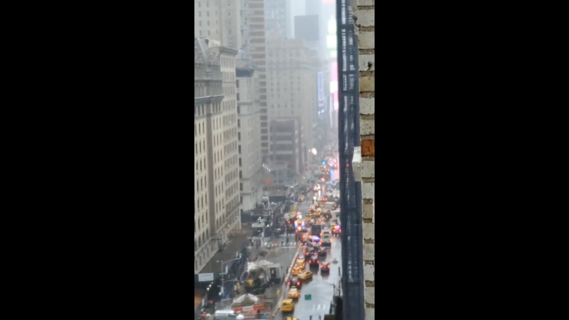 فيديو.. قتيل على الأقل في حادث تحطم المروحية وسط مانهاتن