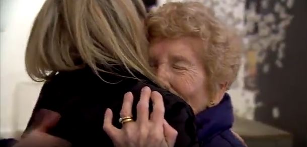 فيديو مؤثر.. عمرها 103 سنوات تلتقي ابنتها بعد 60 عامًا من البحث
