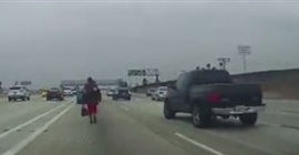 فيديو.. رجل يغامر بحياته وسط طريق سريع!