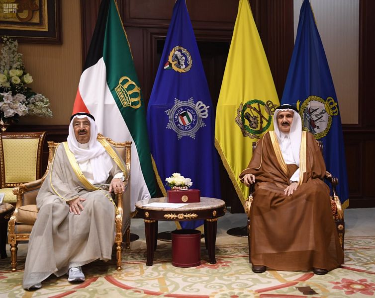 منصور بن متعب ينقل تعازي الملك سلمان وولي العهد للقيادة الكويتية في وفاة والدة رئيس الوزراء